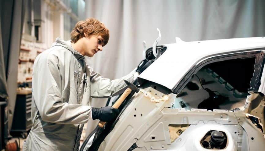 TP peintre en carrosserie : durée, accès, programme et débouchés